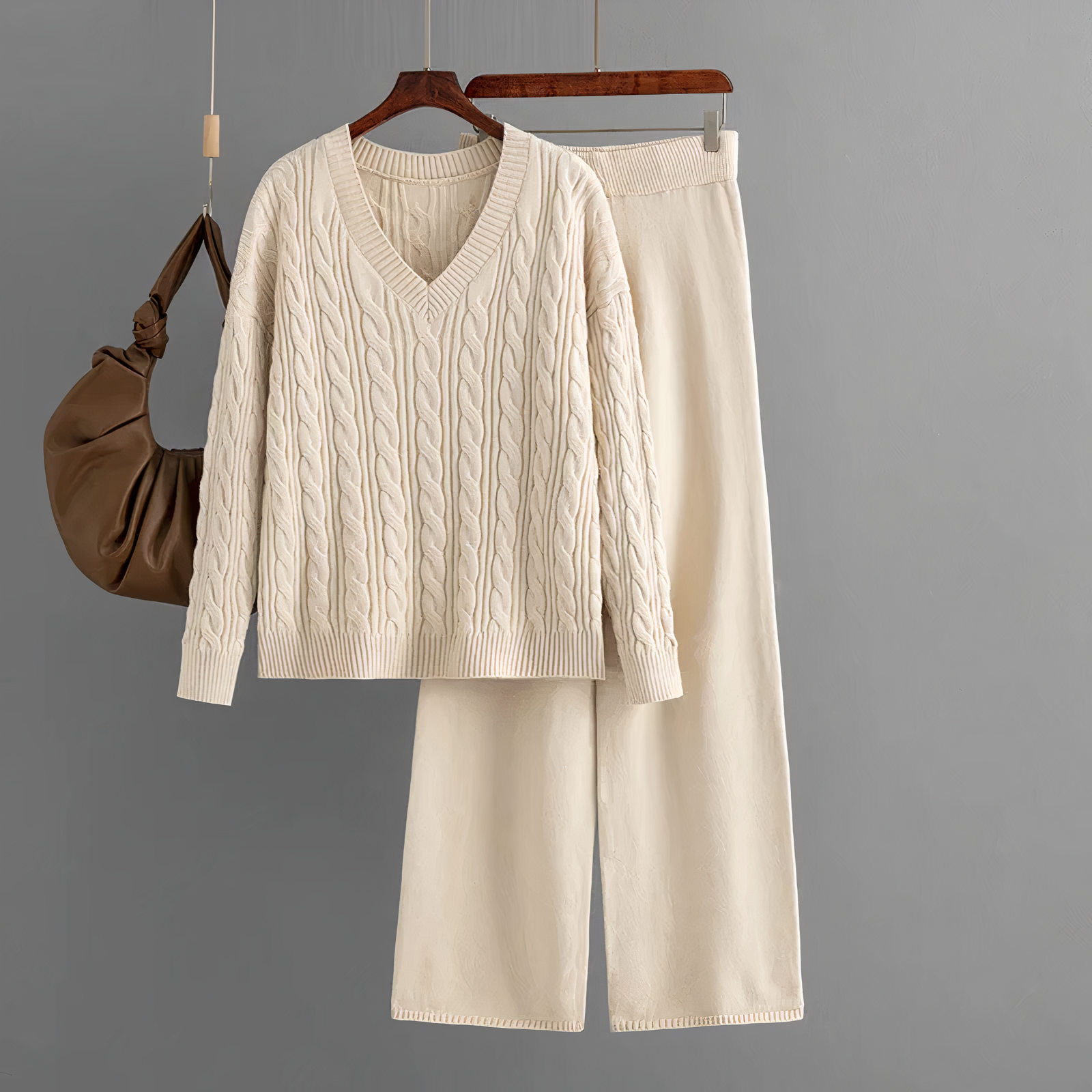 Valenzora - Fashionable set with V-neck
