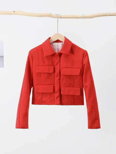 Eleganter roter Frühlingsmantel