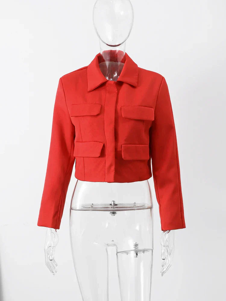 Eleganter roter Frühlingsmantel