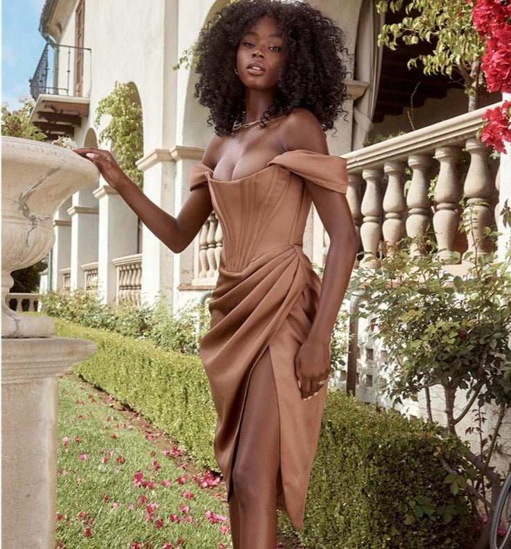 Valenzora - Knee-length, figure-hugging evening dress with straps