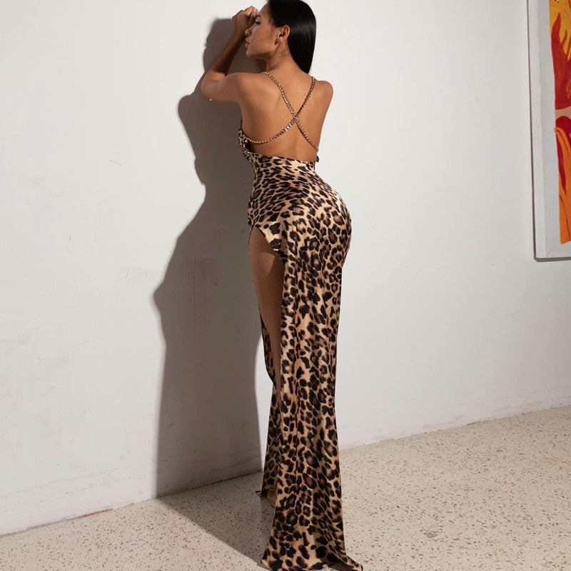 Valenzora | Evening dress with leopard print, high slit and chain straps
