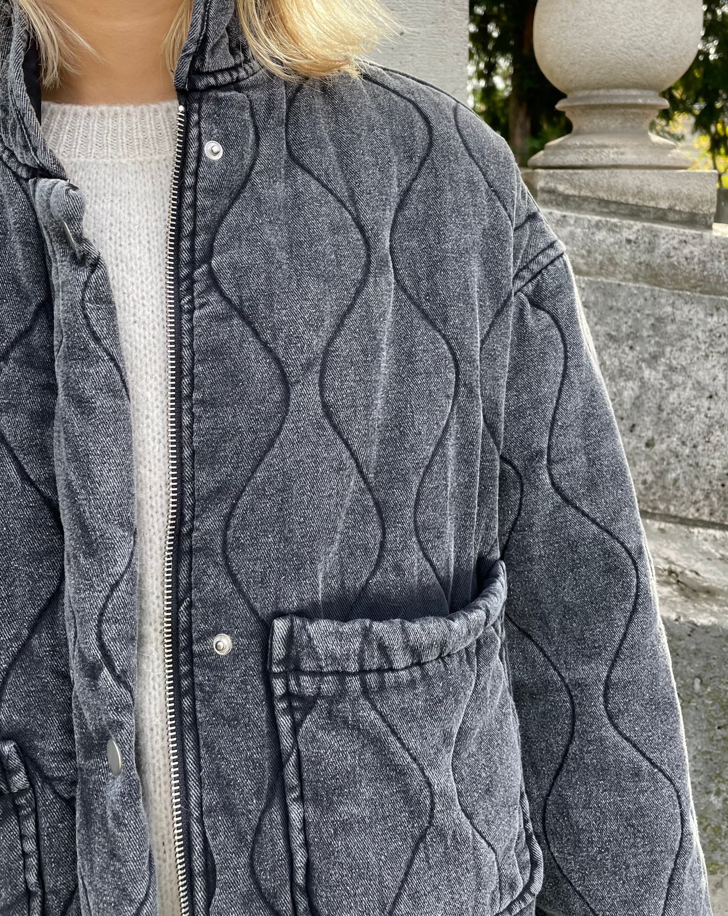 Valenzora | Graue Must-Have-Jacke mit großen Taschen