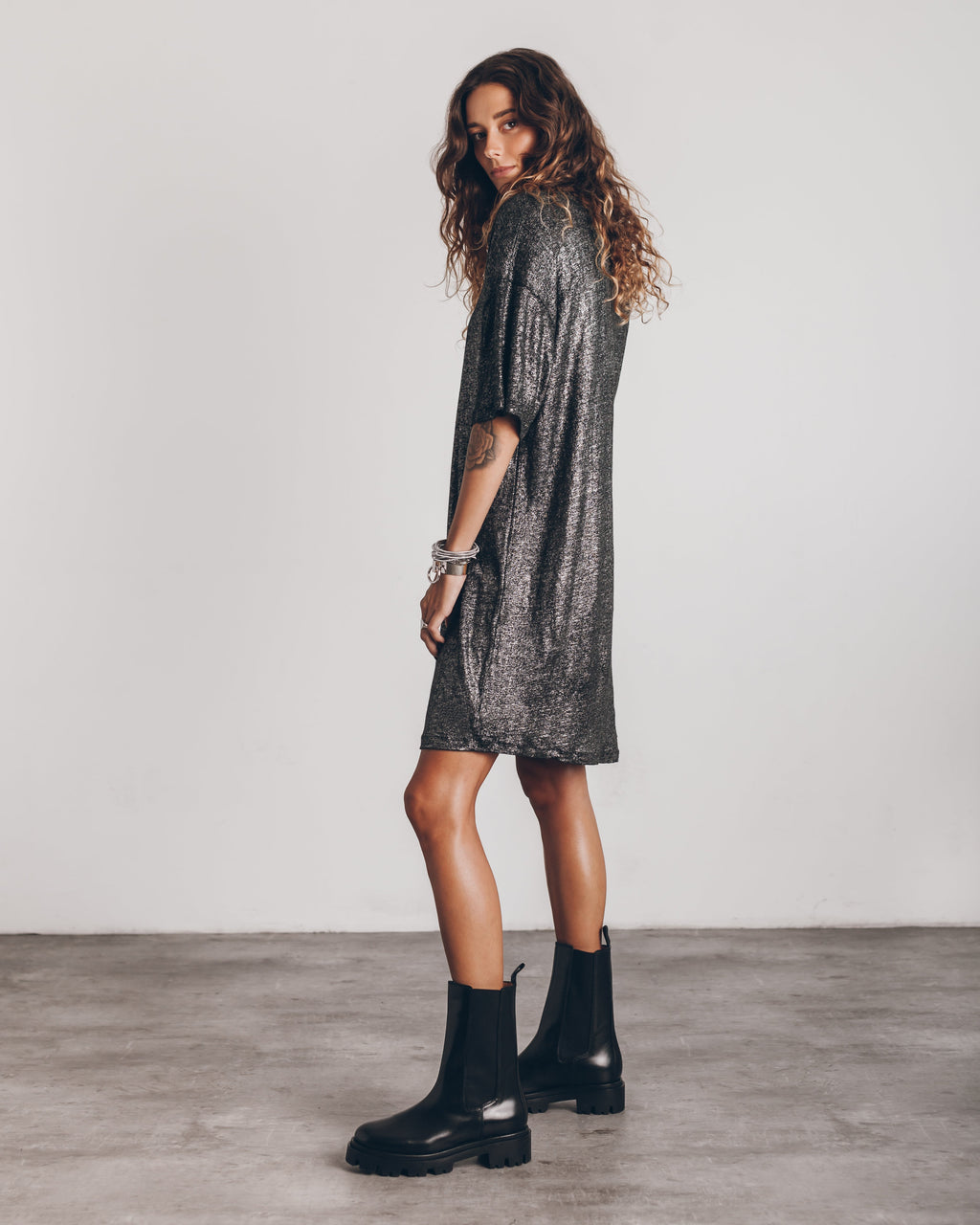 Valenzora | The dark glittery linen dress
