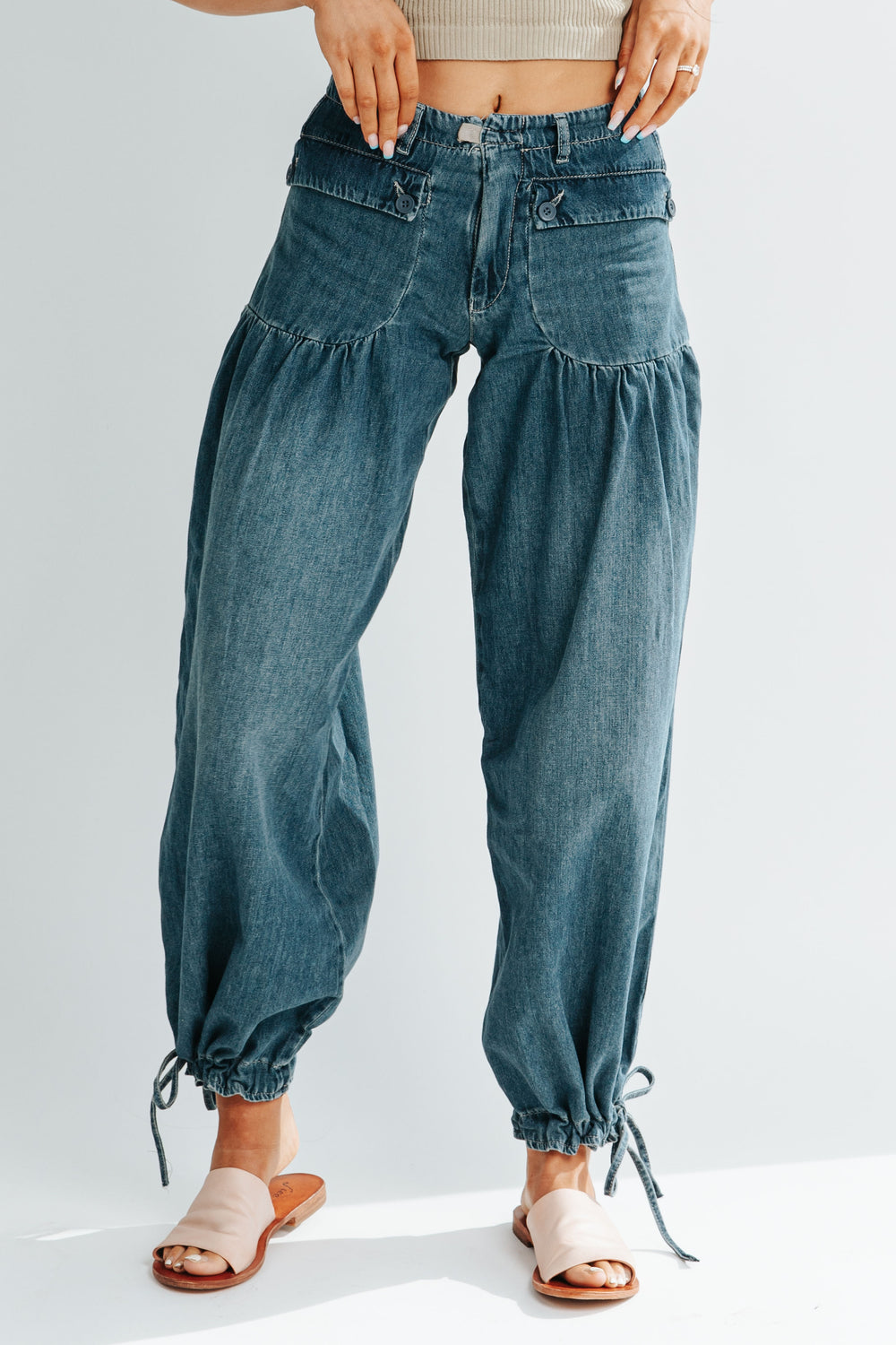 Valenzora | Pockets, lacing, balloon jeans
