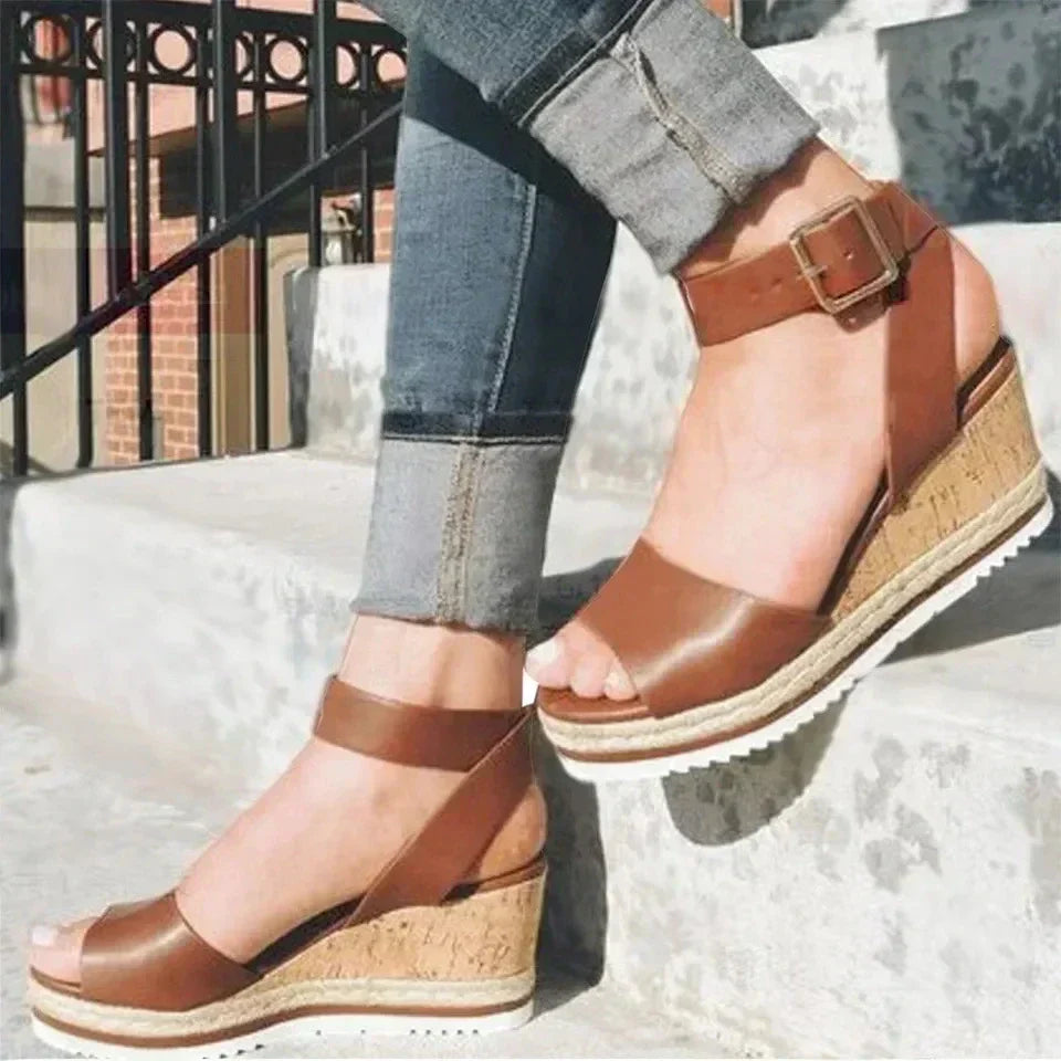 Sandalen mit Schnallenkeilabsatz
