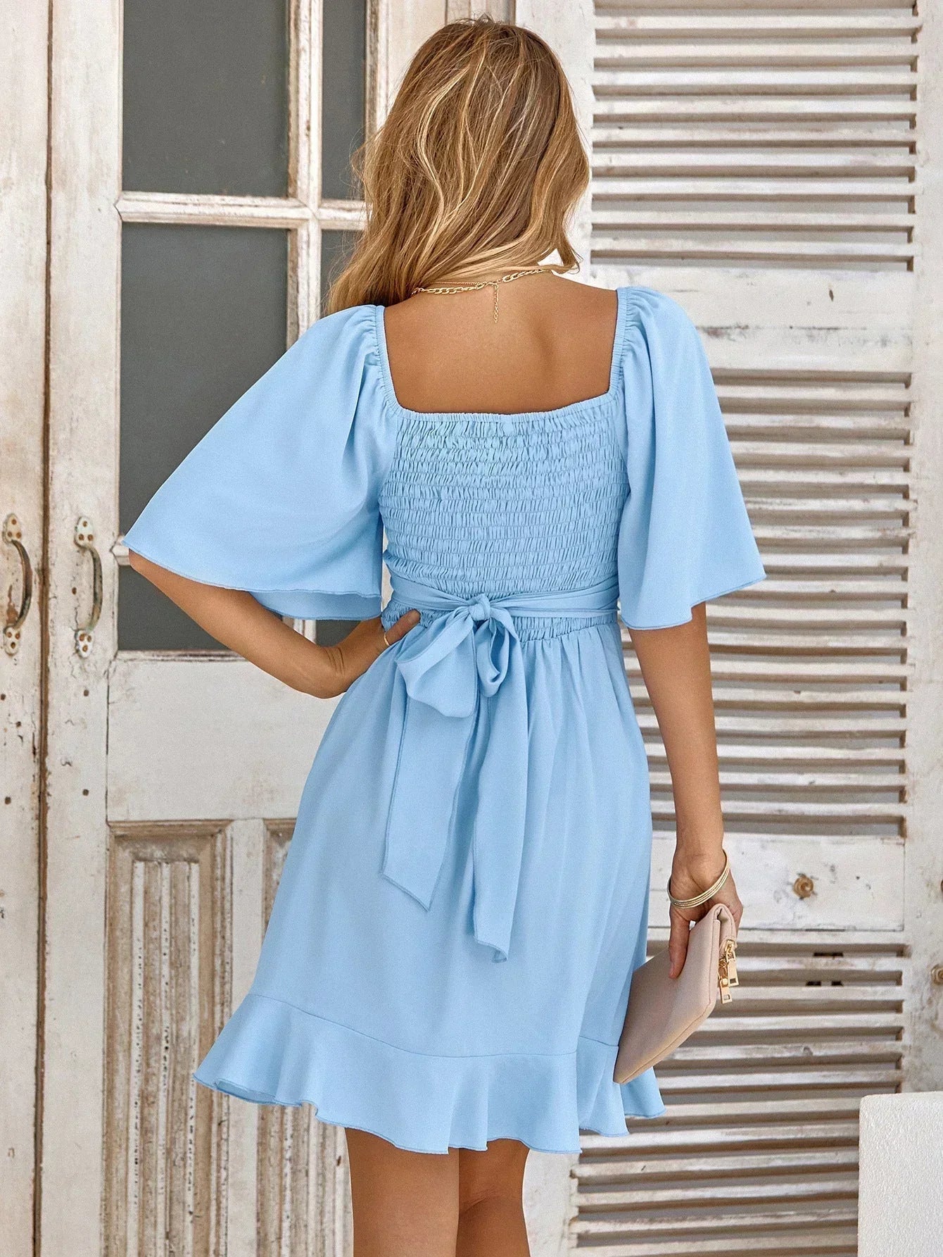 Valenzora | Elegant dress with V-neck and ruffles at the hem