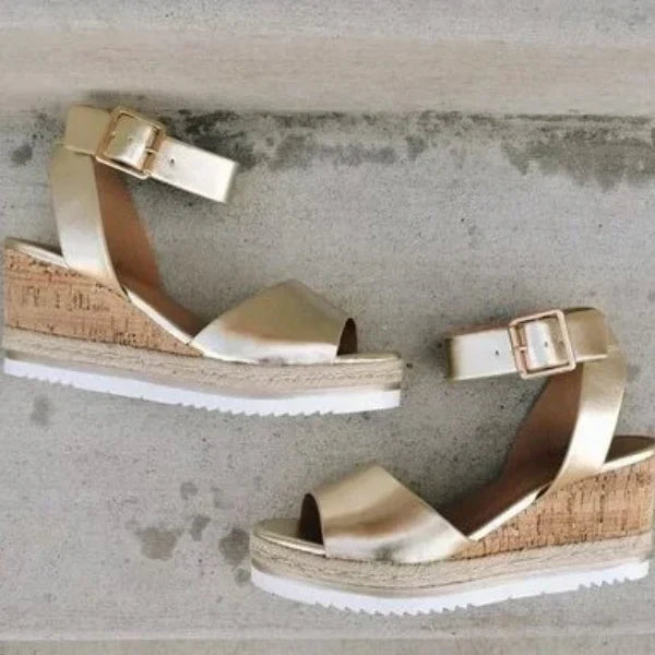 Sandalen mit Schnallenkeilabsatz