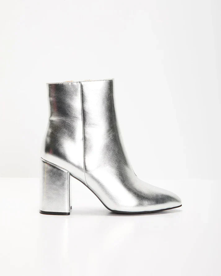 Valenzora | Silver metallic ankle boots with block heels for a bold and trendy look