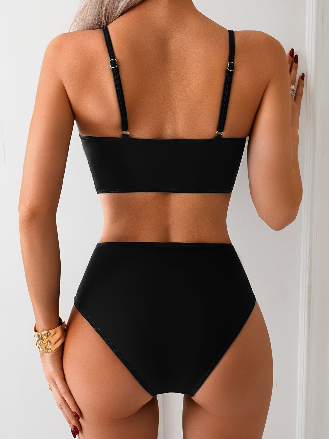 Valenzora | Chic bikini set with high waist and V-shaped buckle