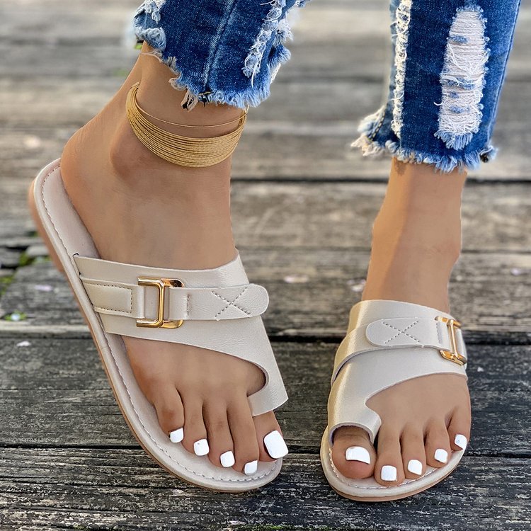 Women's thong sandals with fashionable buckle detail and comfortable footbed, size S