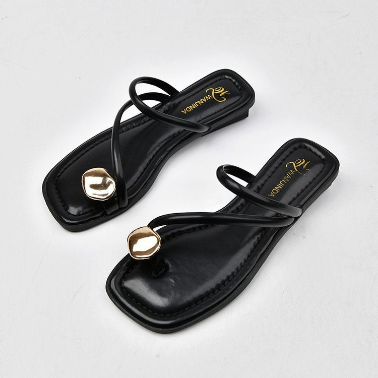 Elegante und modische Damen-Riemchensandalen mit einzigartigen Metallakzenten, Größe Valenzora