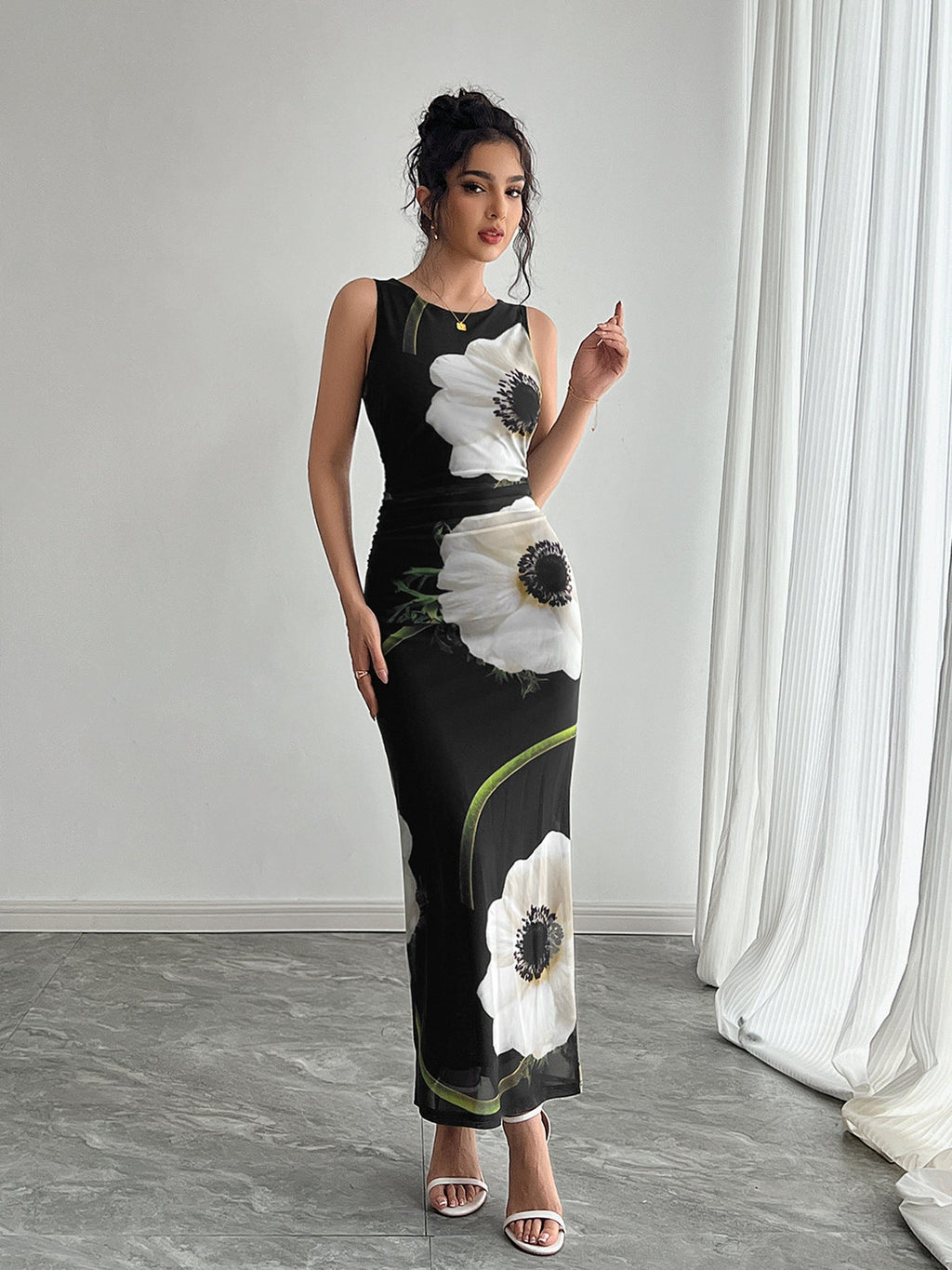 Valenzora | Ärmelloses langes Rockkleid mit schwarzem Mesh-Print