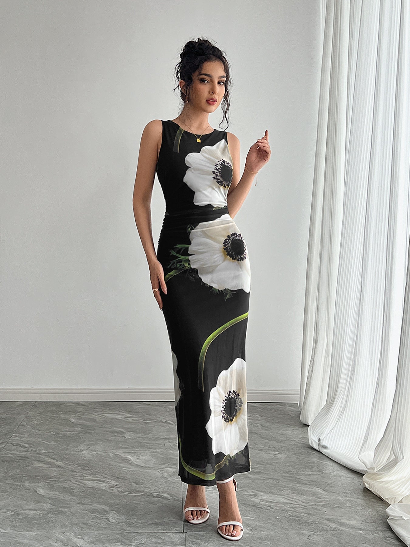 Valenzora | Ärmelloses langes Rockkleid mit schwarzem Mesh-Print