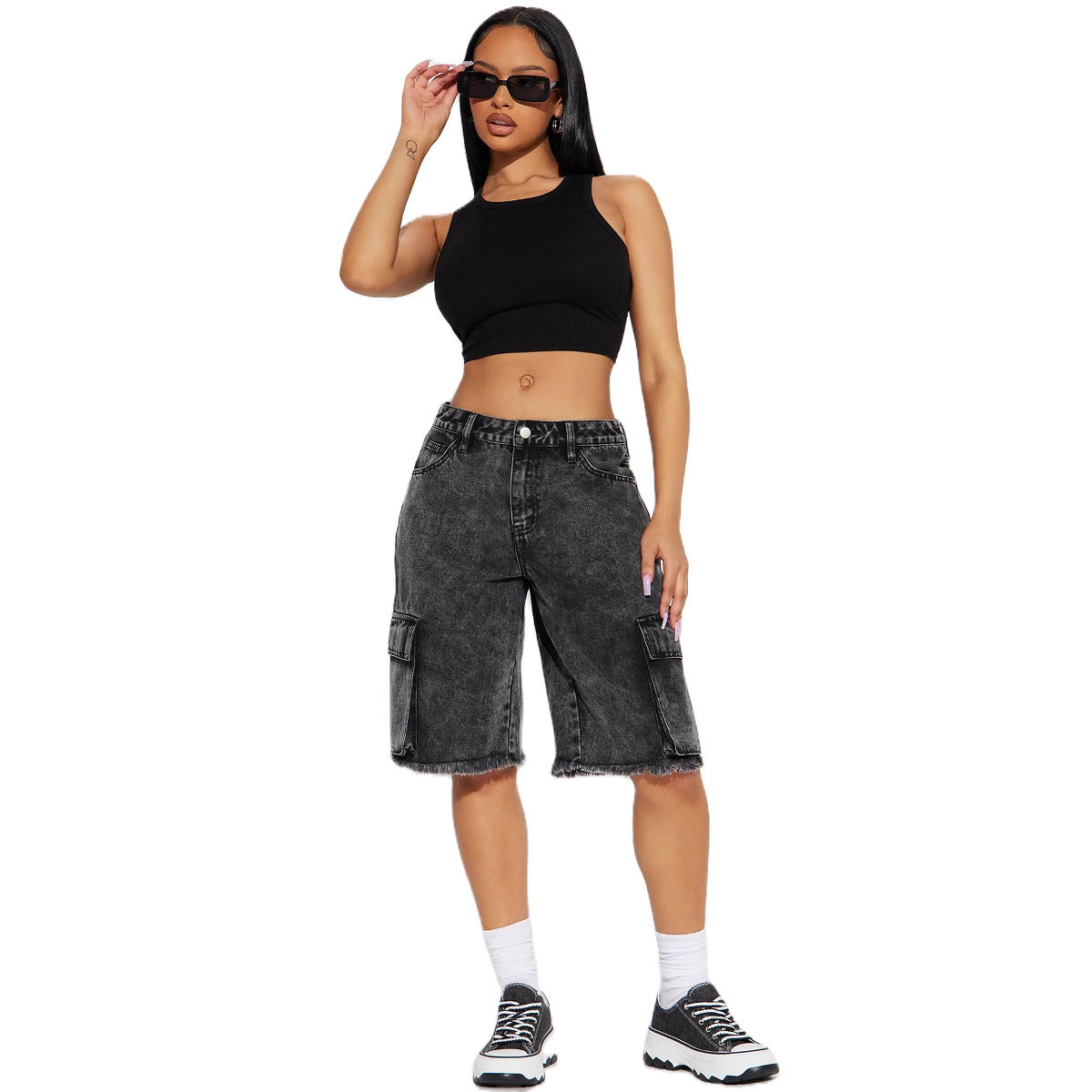 Women's cargo shorts with frayed hem and practical pockets, size Valenzora