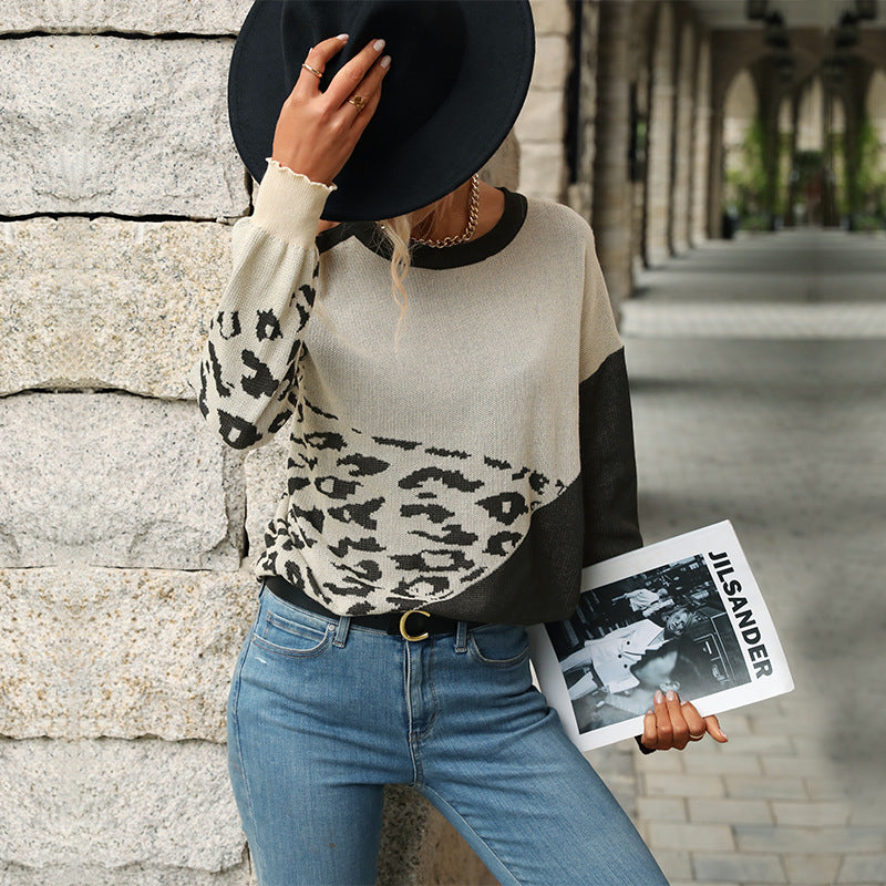 Women's knitted sweater with playful leopard print and relaxed fit, size