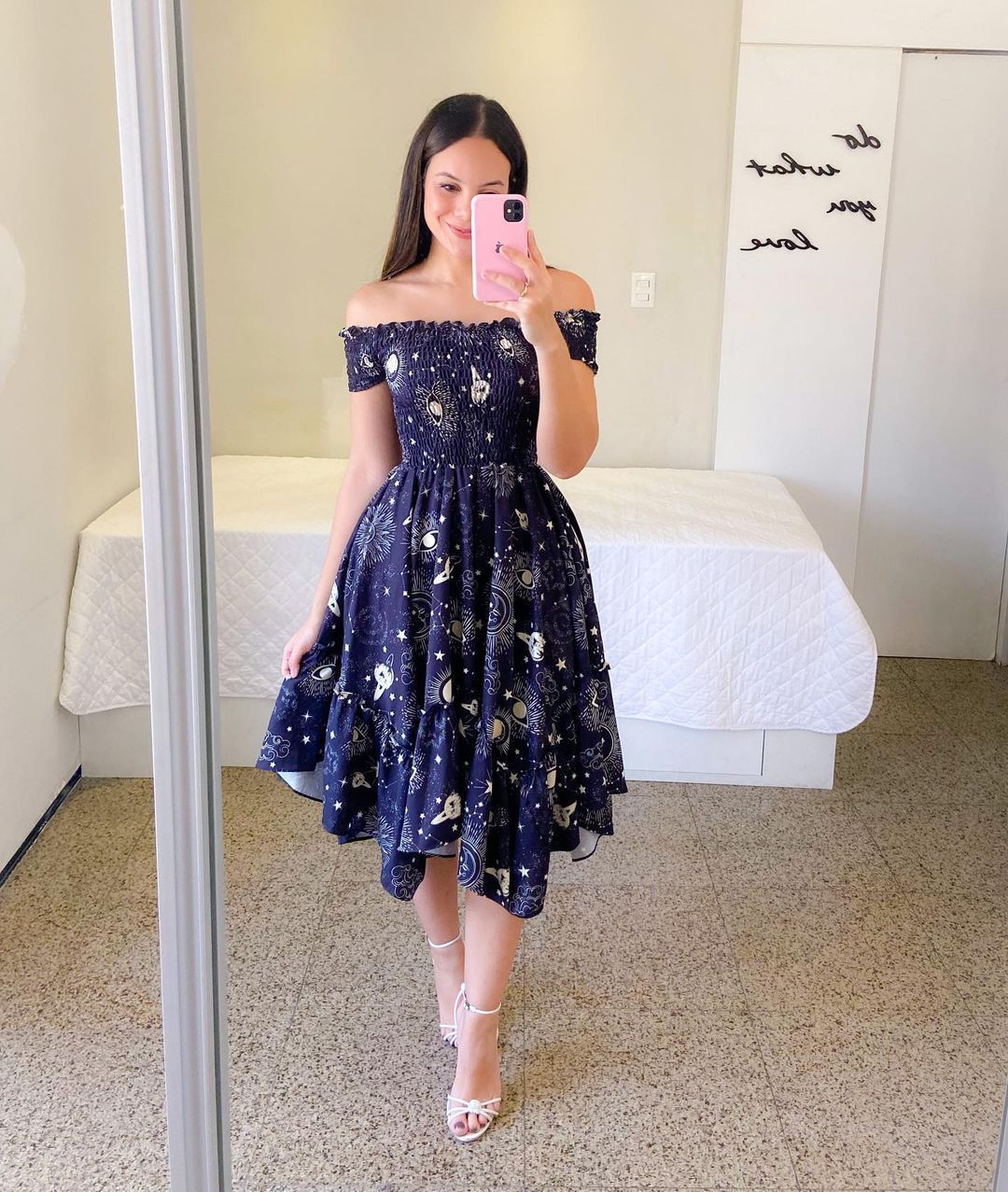 Damen-Sommerkleid, schulterfrei, mit buntem Schmetterlingsmuster und fließenden Falten, Größe S