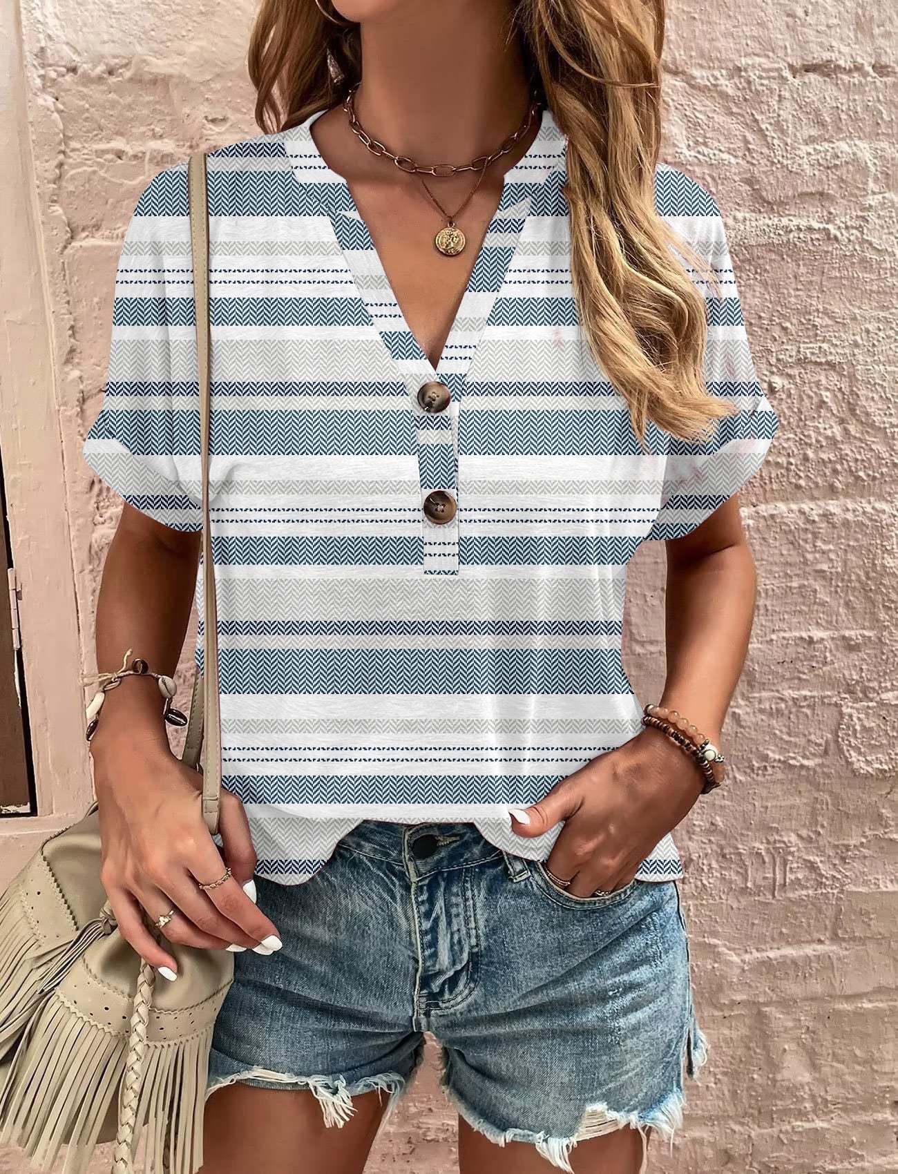 Women's short-sleeved blouse with decorative pattern print and buttoned neckline, size [size missing]