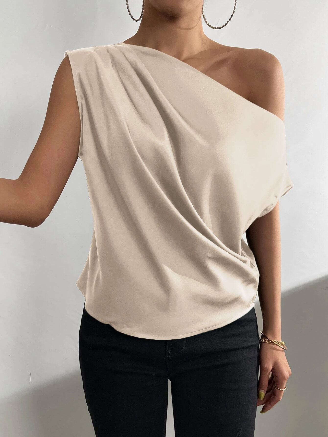Asymmetrisches Damentop mit Drapierungen und elegantem Schnitt, Größe