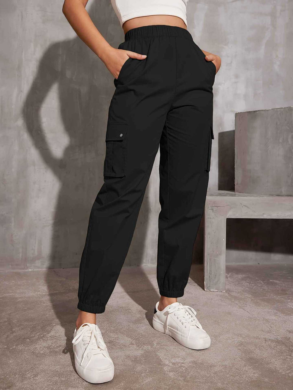 Women's cargo trousers with ergonomic cut and practical pockets, size S