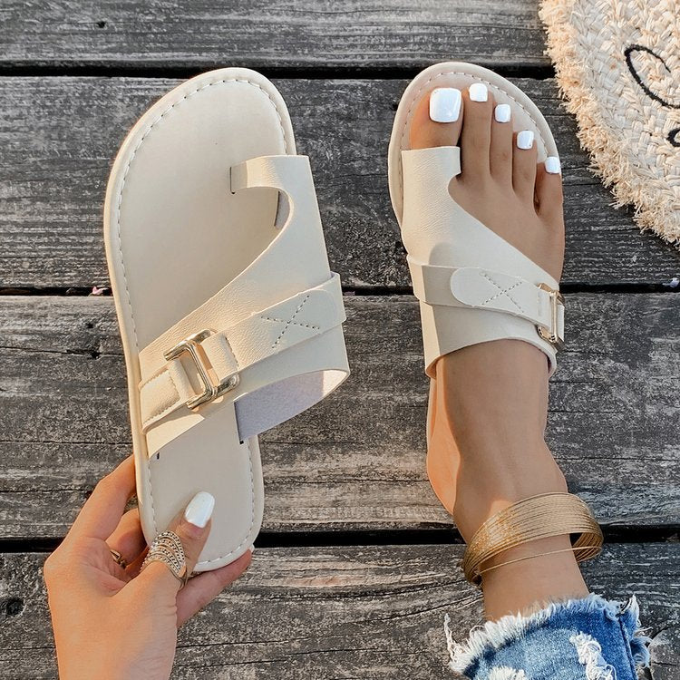 Women's thong sandals with fashionable buckle detail and comfortable footbed, size S