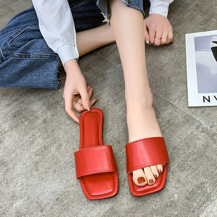 Women's open toe-post mules with an elegant design, size S