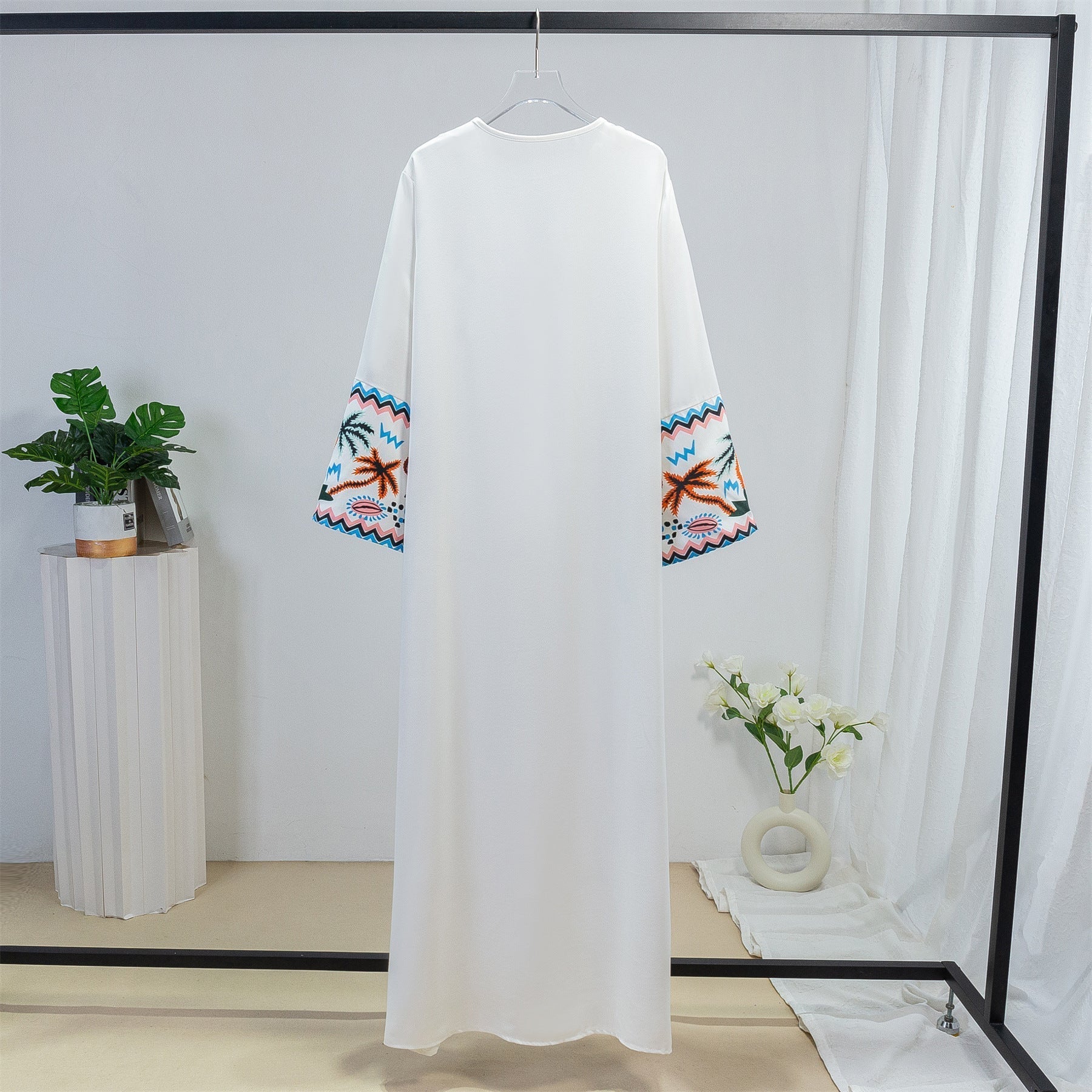 Elegante Kaftan-Robe für Damen mit künstlerisch gestickten Details, Größe