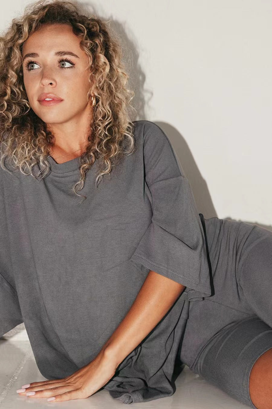 Bequeme Oversize-Damenbluse mit tiefem V-Ausschnitt, Größe