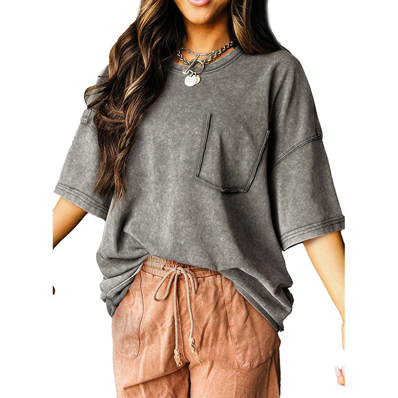 Women's loose-fitting T-shirt with practical chest pocket, size