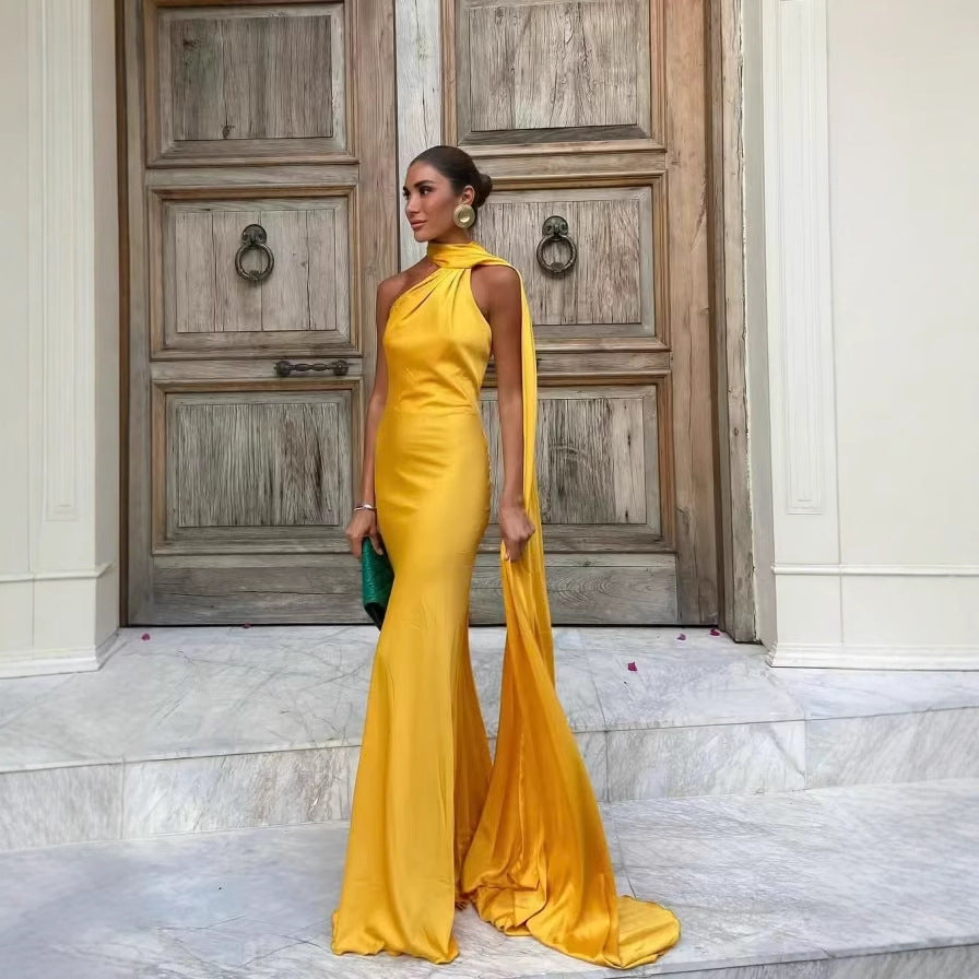 Elegantes Damenabendkleid mit einseitigem Cape und raffinierten Drapierungen, Größe Valenzora