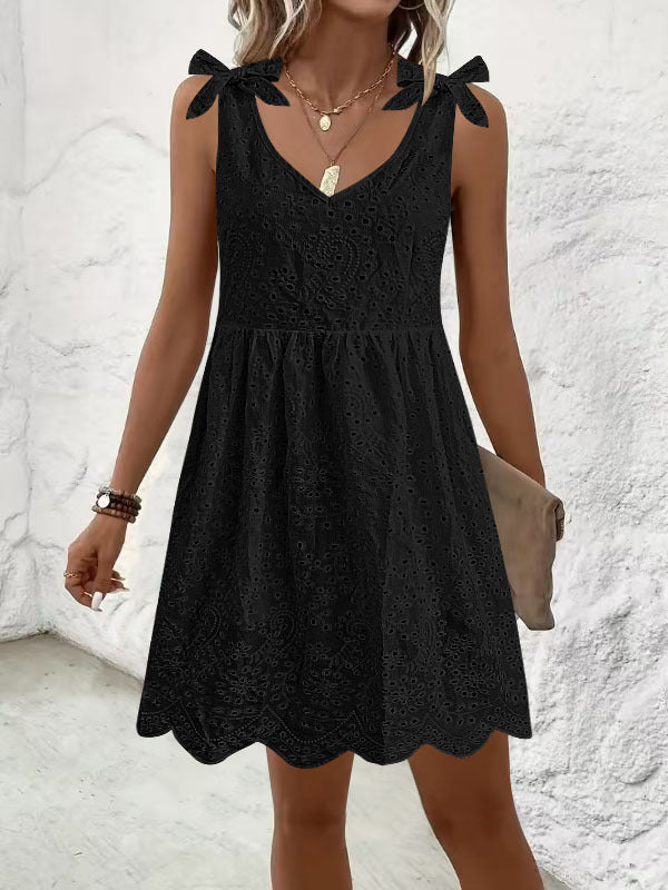 Luftiges Damen-Sommerkleid mit dekorativem Lochmuster und niedlichen Trägern, Größe