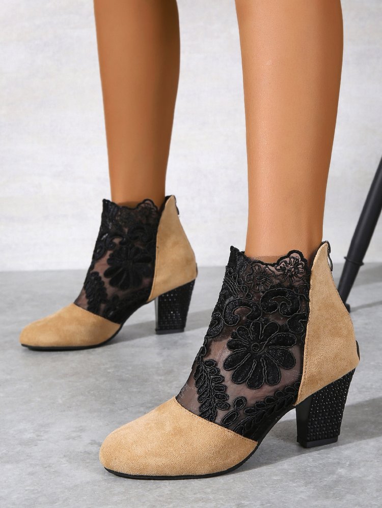 Damen Stiefeletten mit romantischem Spitzenobermaterial und bequemem Blockabsatz, Größe S