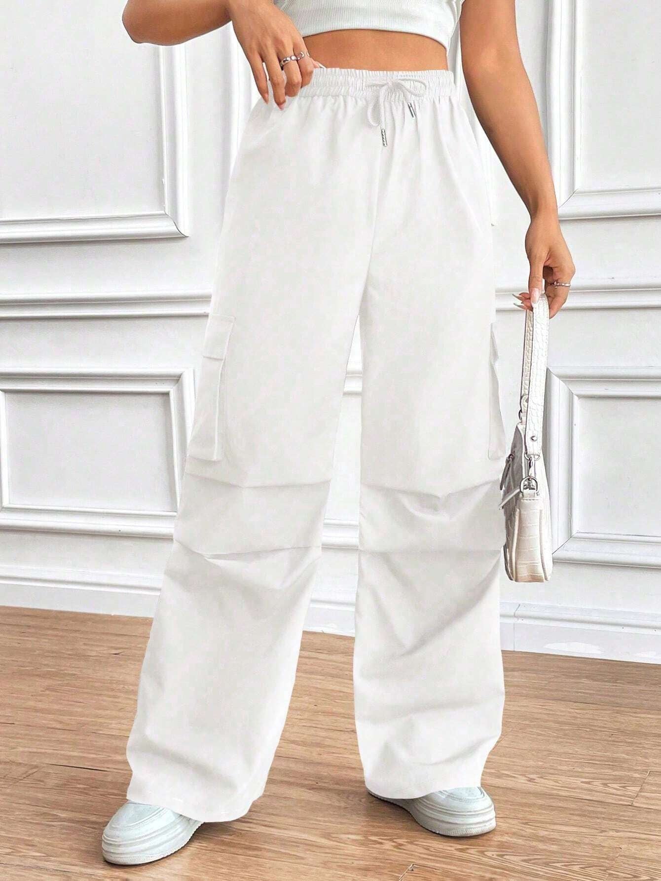 Women's cargo trousers with a modern cut and practical pockets, size S