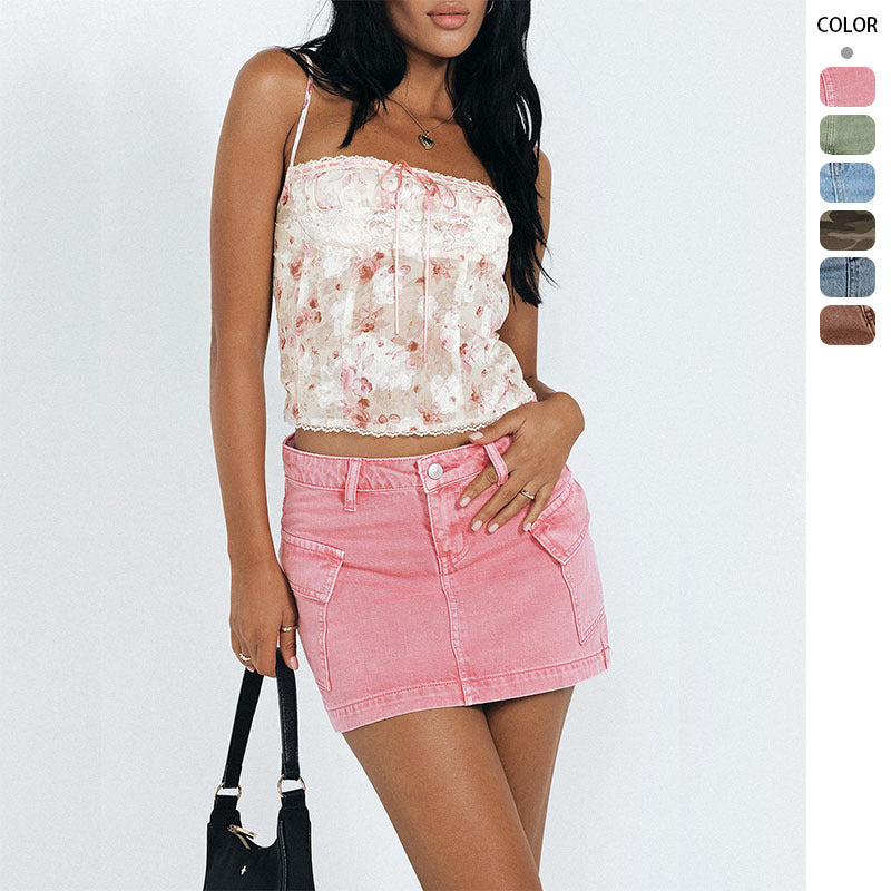 Women's denim skirt with practical pockets and trendy cut, size