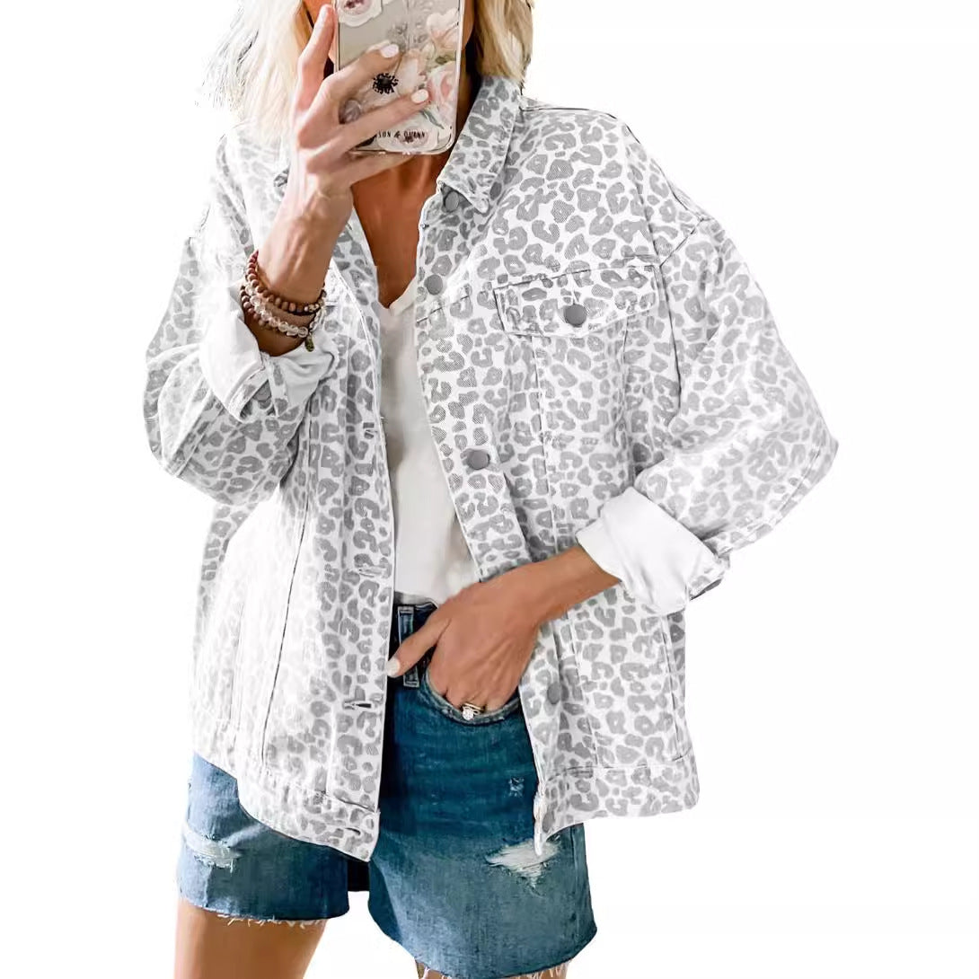 Women's denim jacket in a trendy leopard print design with a relaxed fit and fashionable details, size S