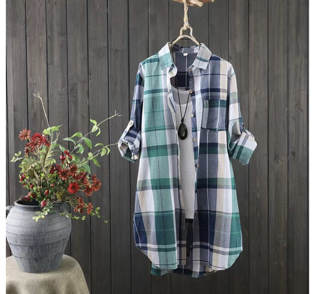 Women's checked blouse in a relaxed fit with buttoned sleeves and practical pockets, size S