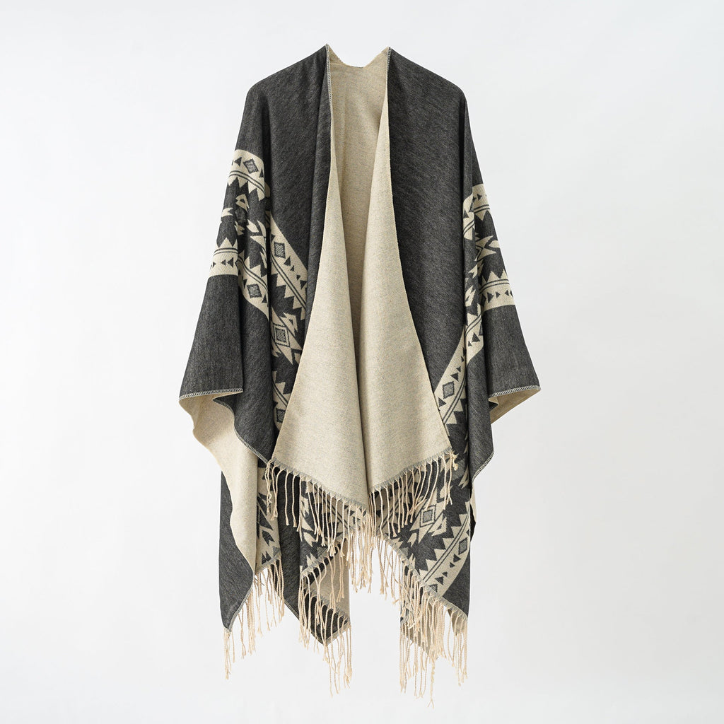 Eleganter Damen-Strickponcho mit künstlerischen Fransen und floralen Akzenten Valenzora