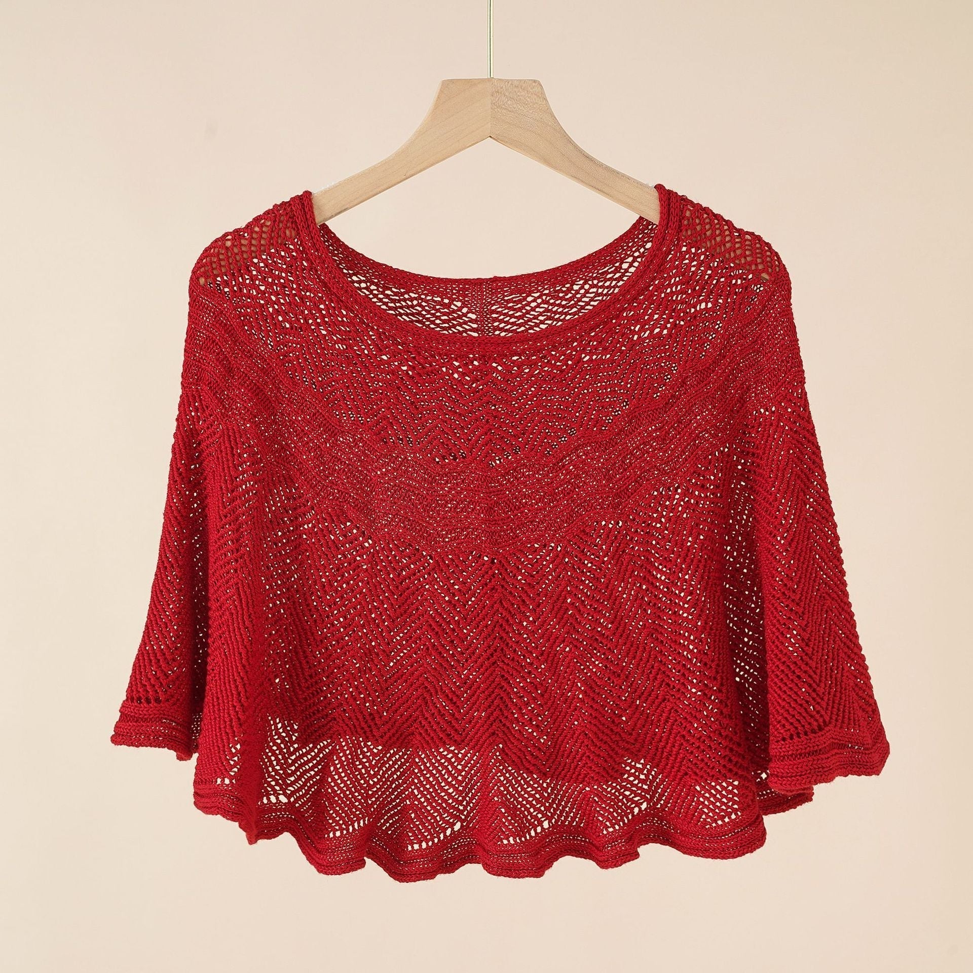Luftiger Strickponcho für Damen in modernem Design, Größe