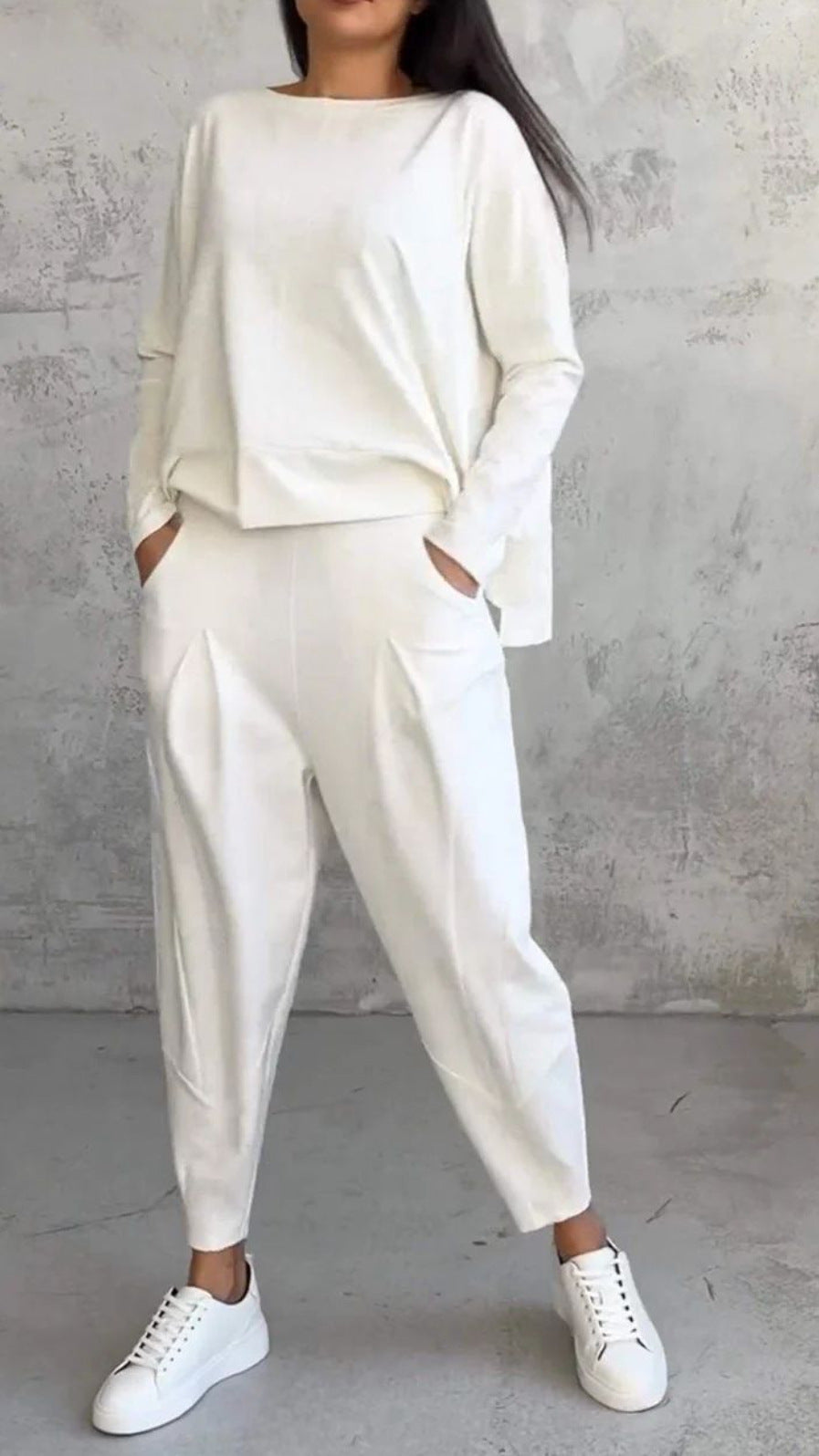 Valenzora | Solid color slim-fit trouser suit with round neckline