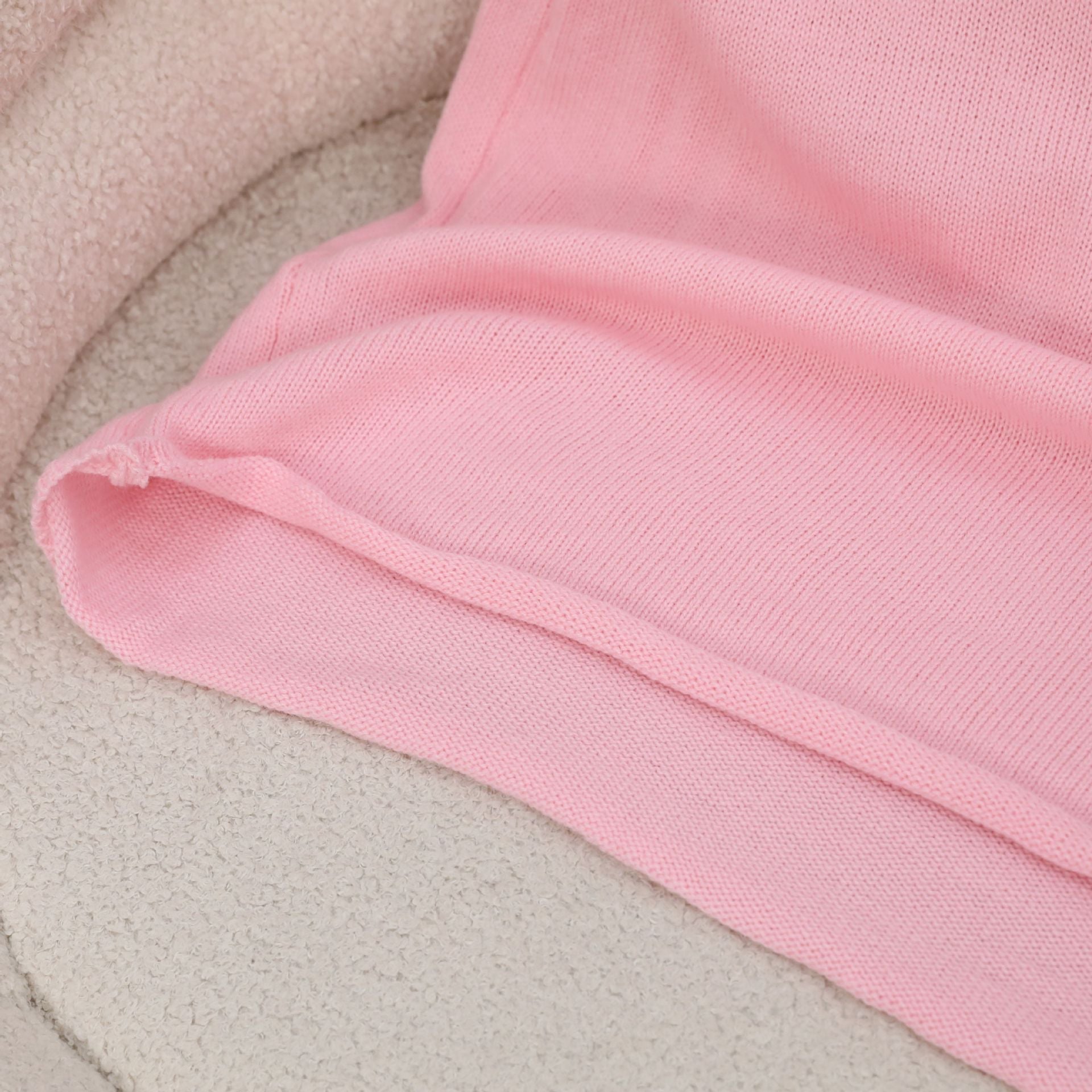 Damen Freizeitstricktop mit dekorativem V-Ausschnitt und Kontrastdetails, Größe