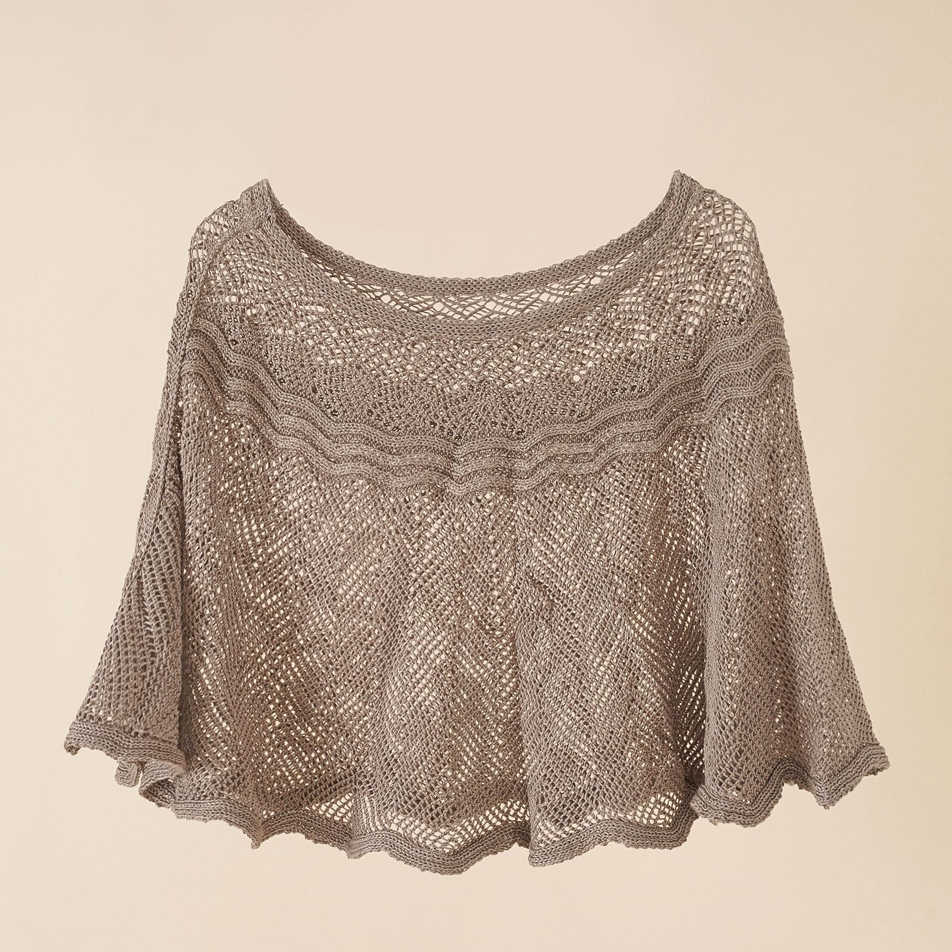 Luftiger Strickponcho für Damen in modernem Design, Größe