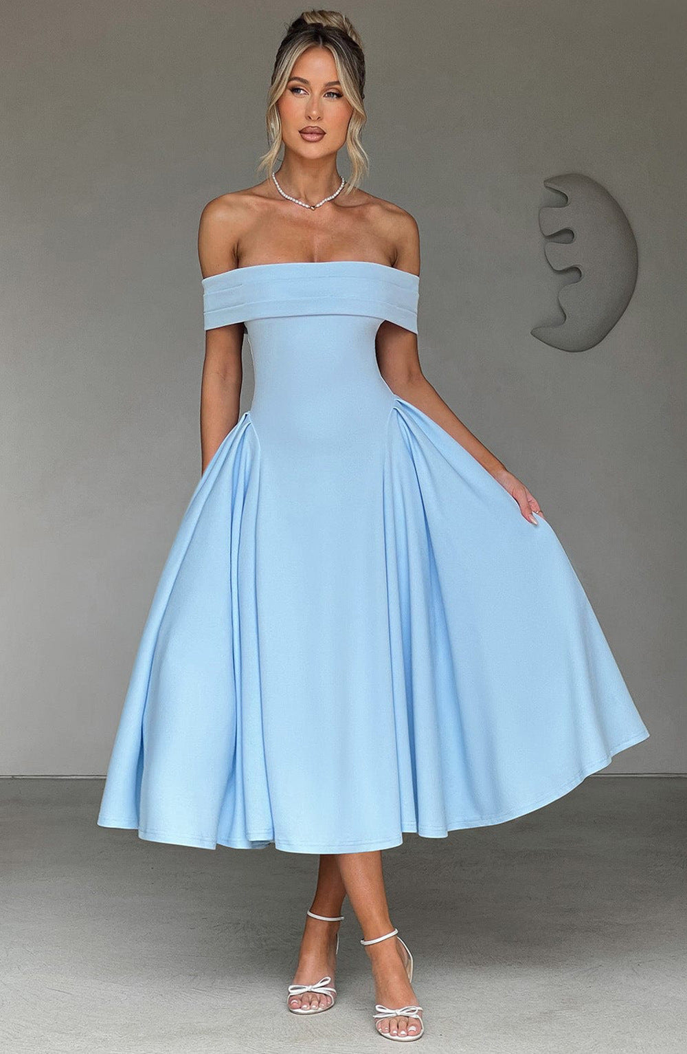 Elegantes Damenabendkleid mit Carmen-Ausschnitt und voluminösem Rock, Größe S