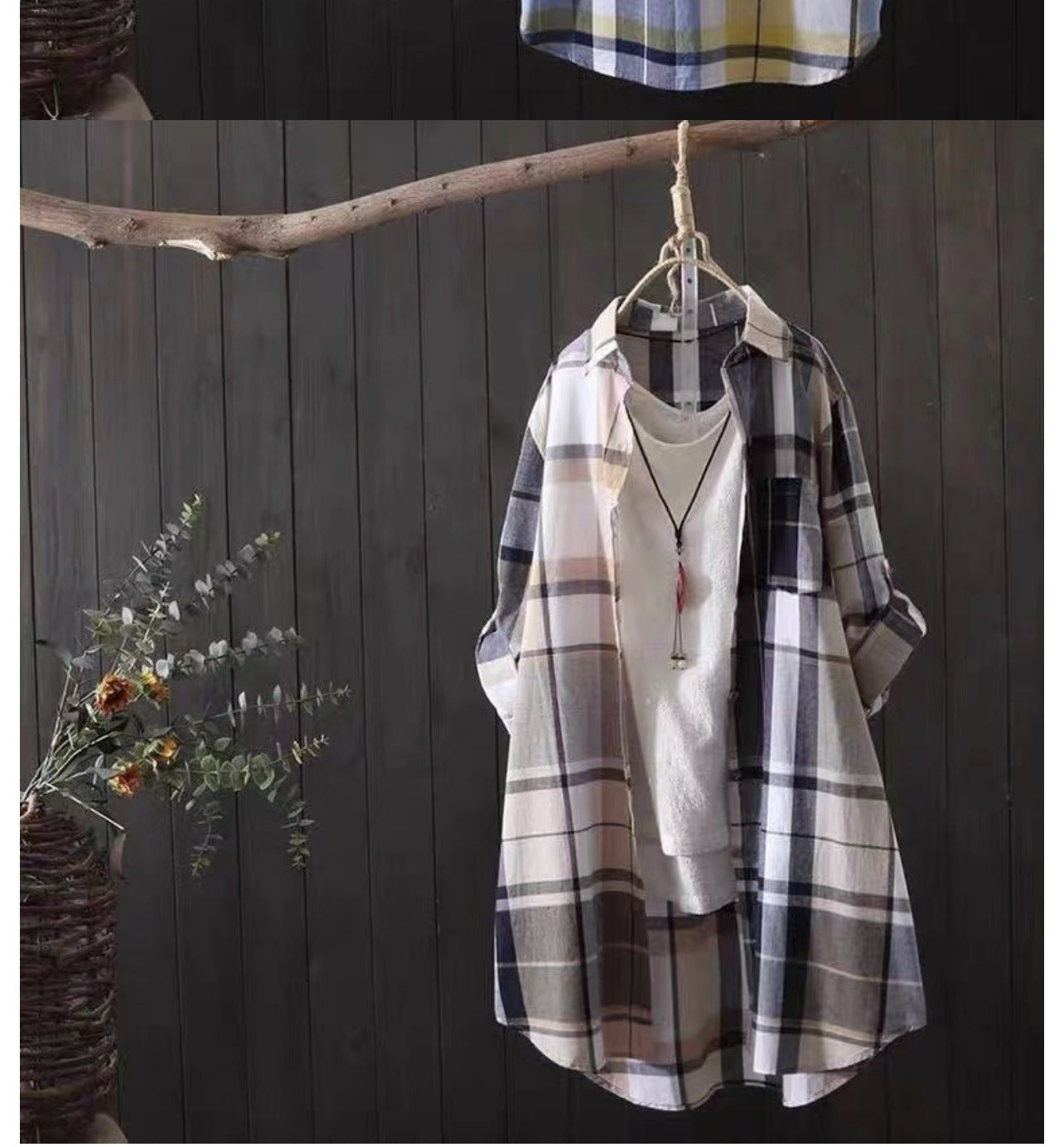 Women's checked blouse in a relaxed fit with buttoned sleeves and practical pockets, size S
