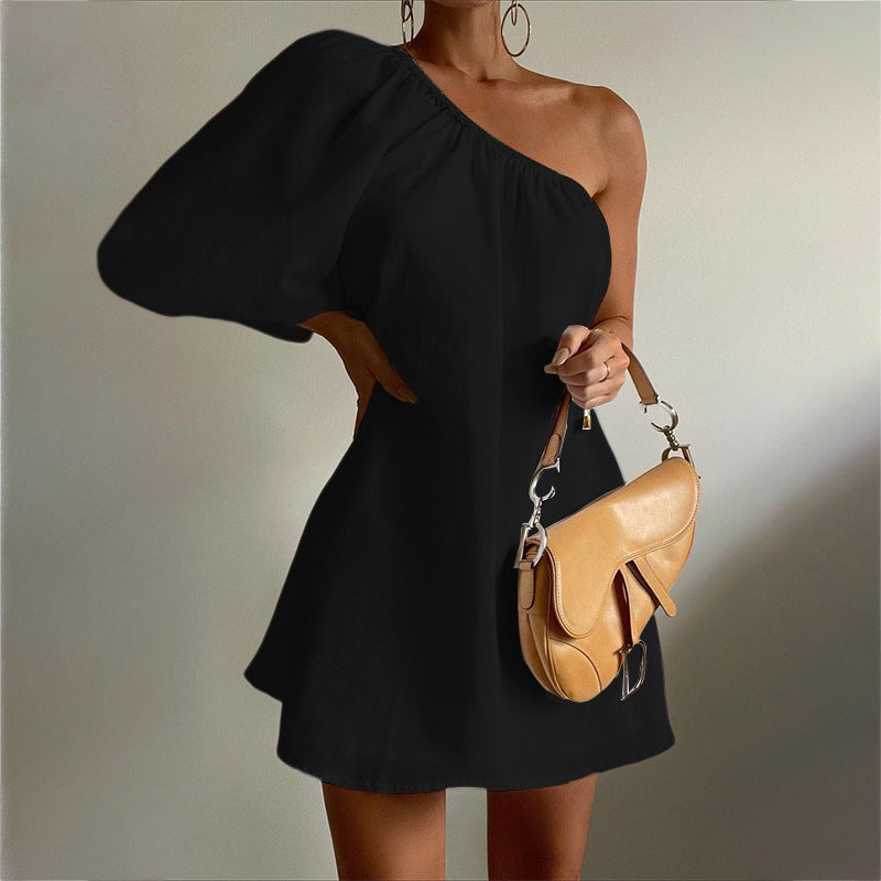 Reizendes Damen-One-Shoulder-Kleid mit voluminösen Ärmeln und elastischem Bund, Größe [size]