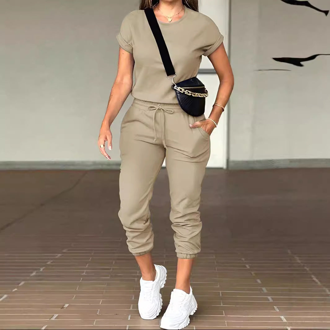Women's jogging suit with a relaxed fit and practical pockets, size