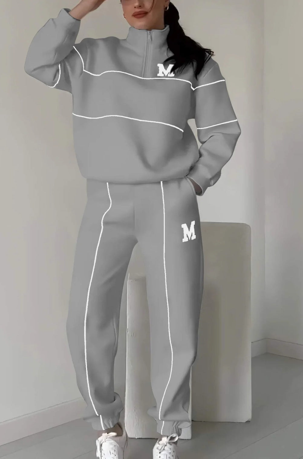 Women's sporty fleece suit set with stand-up collar and practical pockets, size S