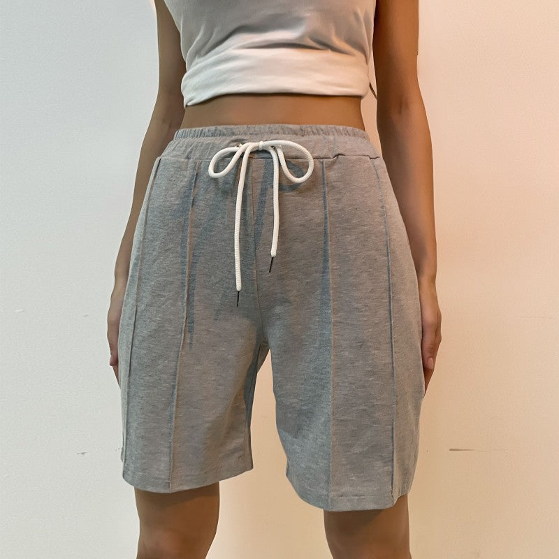 Women's cotton shorts with elastic waistband and practical pockets, size