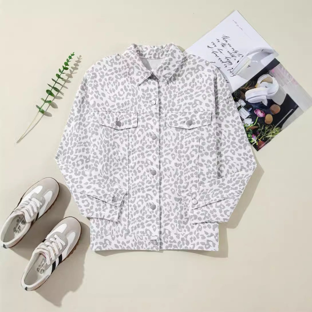 Women's denim jacket in a trendy leopard print design with a relaxed fit and fashionable details, size S