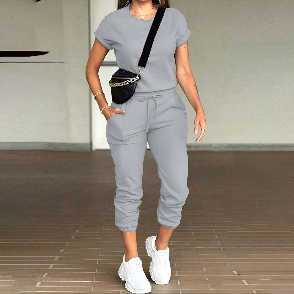 Women's jogging suit with a relaxed fit and practical pockets, size