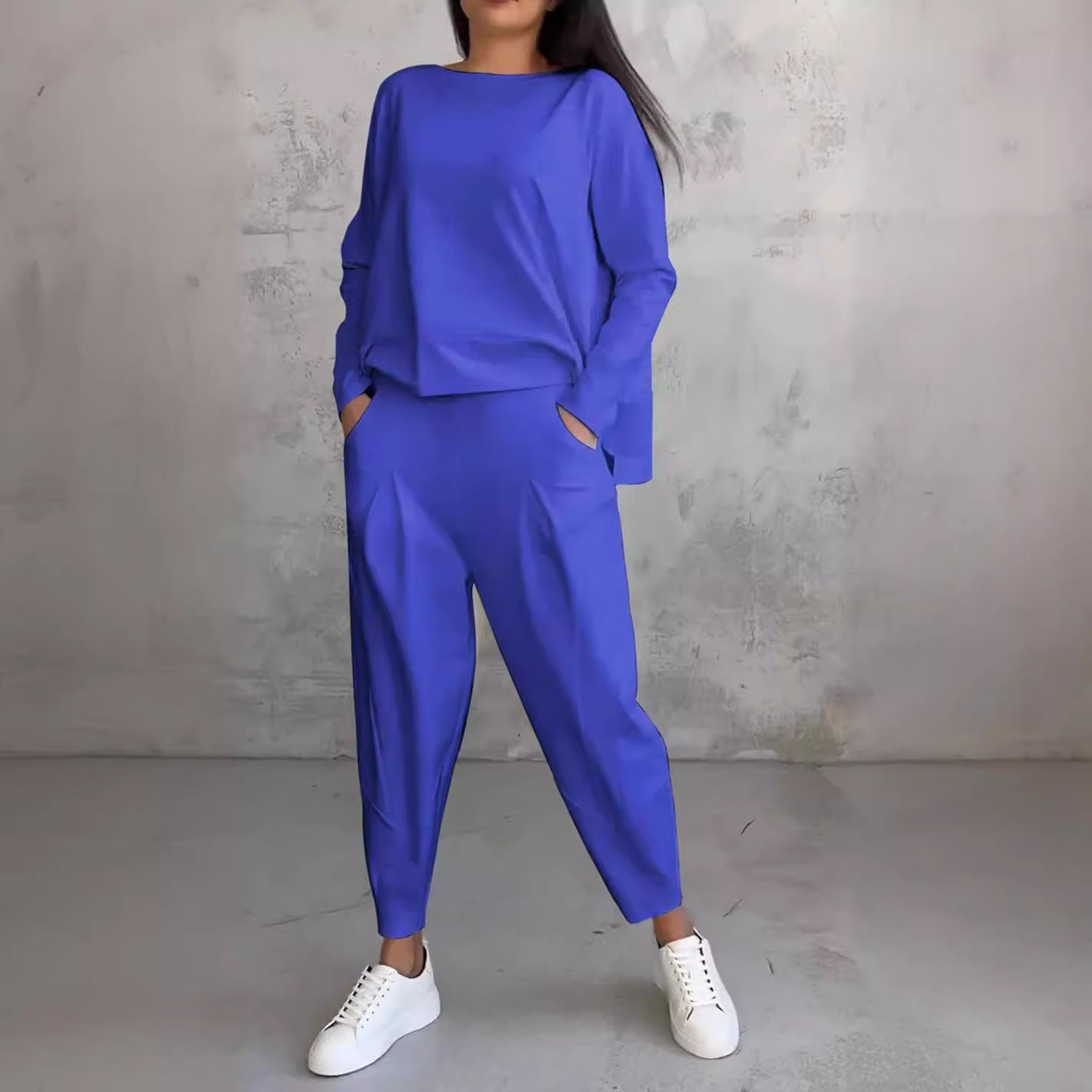 Women's casual two-piece suit with a wide cut and pockets