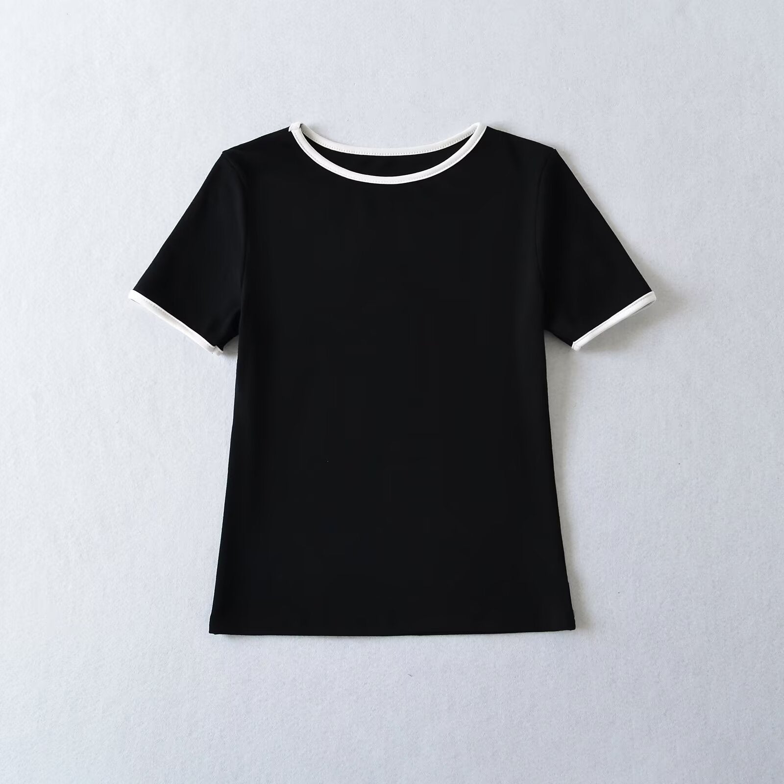 Women's classic T-shirt with contrasting sleeve cuffs and high-quality cotton, size [size missing]